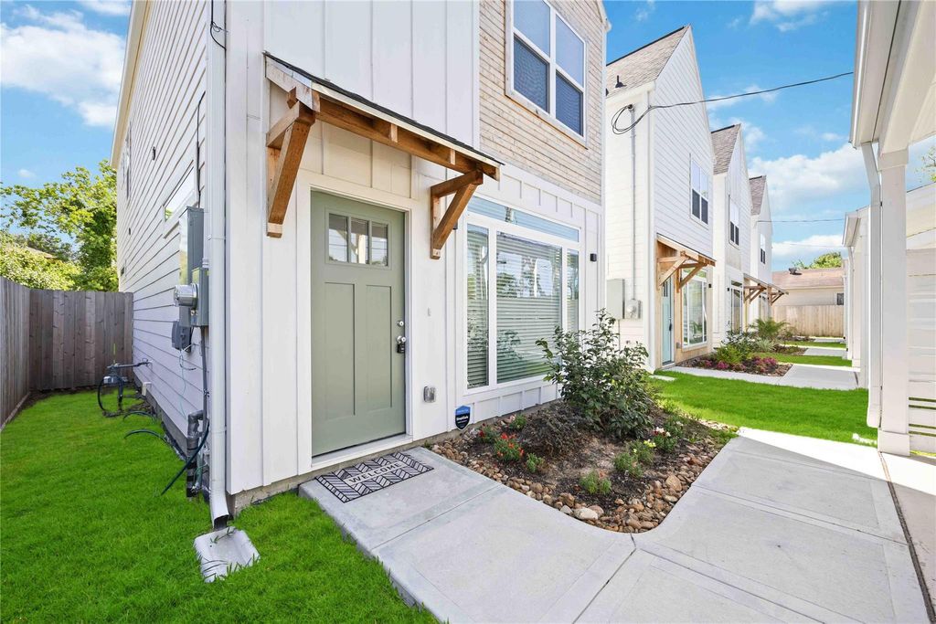 Photo of 8016 Willow Street #D, Houston, TX 77088 (MLS # 24530256)