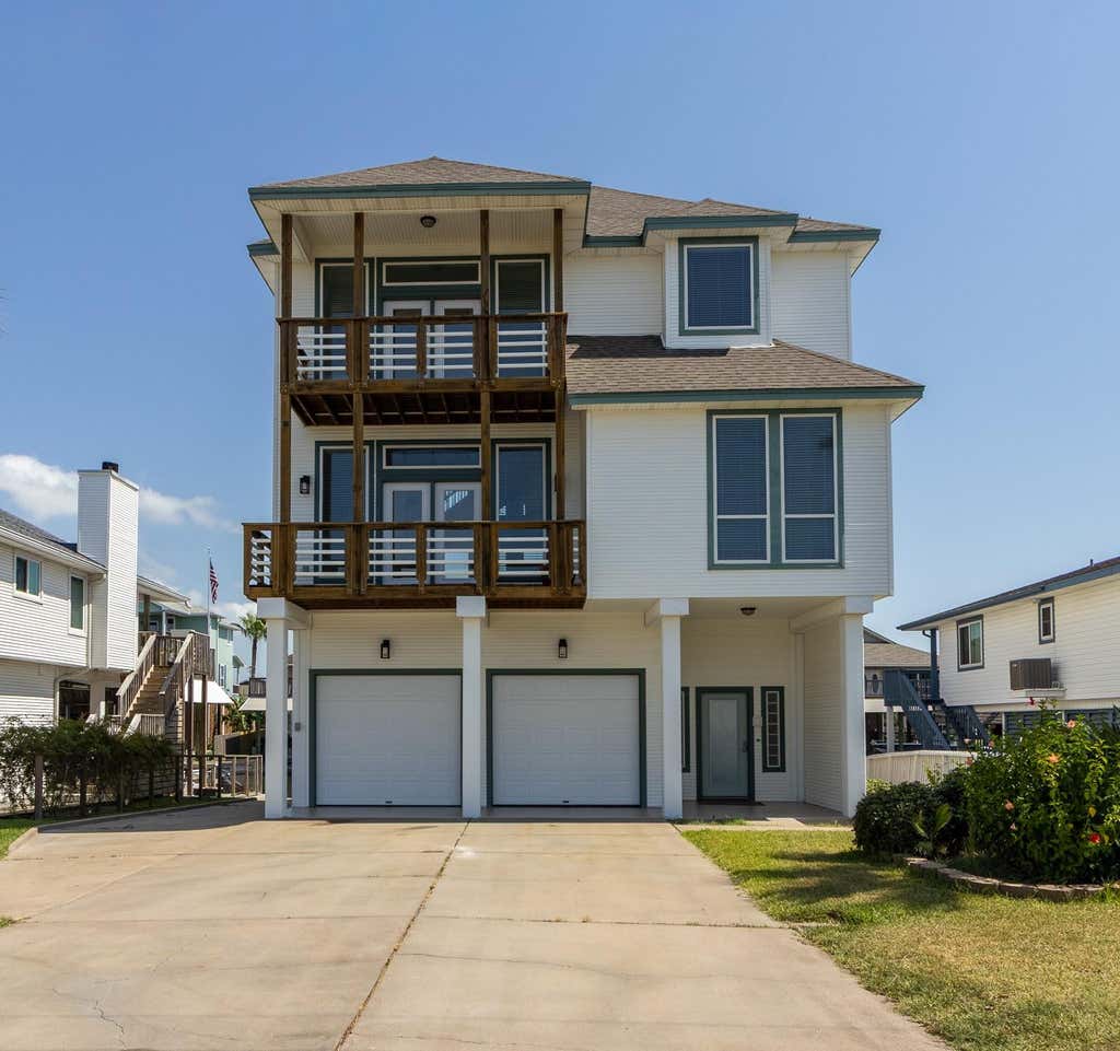 Photo of 1414 Lotus Drive, Tiki Island, TX 77554 (MLS # 8399555)