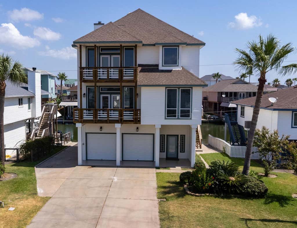 Photo of 1414 Lotus Drive, Tiki Island, TX 77554 (MLS # 8399555)