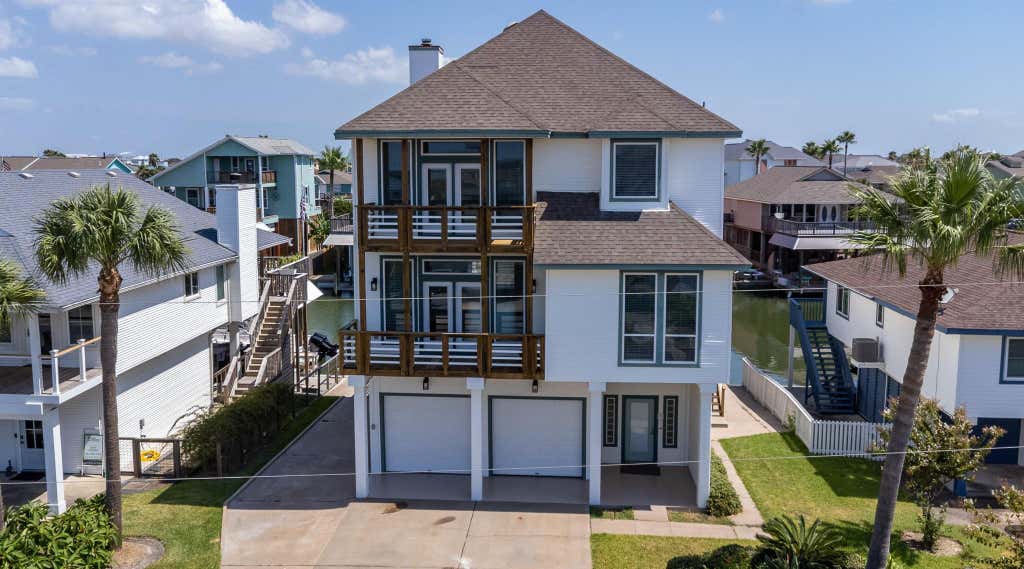 Photo of 1414 Lotus Drive, Tiki Island, TX 77554 (MLS # 8399555)