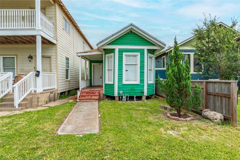 Photo of 4016 Ursuline Street, Galveston, TX 77550 (MLS # 75279911)