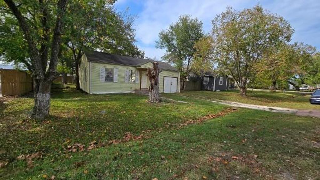 Photo of 111 Poinsetta Lane, Highlands, TX 77562 (MLS # 34858485)