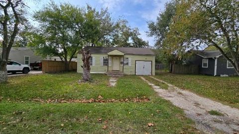 Photo of 111 Poinsetta Lane, Highlands, TX 77562 (MLS # 34858485)