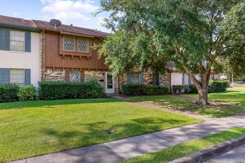 Townhouse For Sale - 907 Garden Walk Drive<br/> La Porte, TX 77571