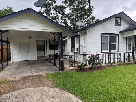 Photo of 1614 W Sidnor Street, Alvin, TX 77511 (MLS # 68805905)