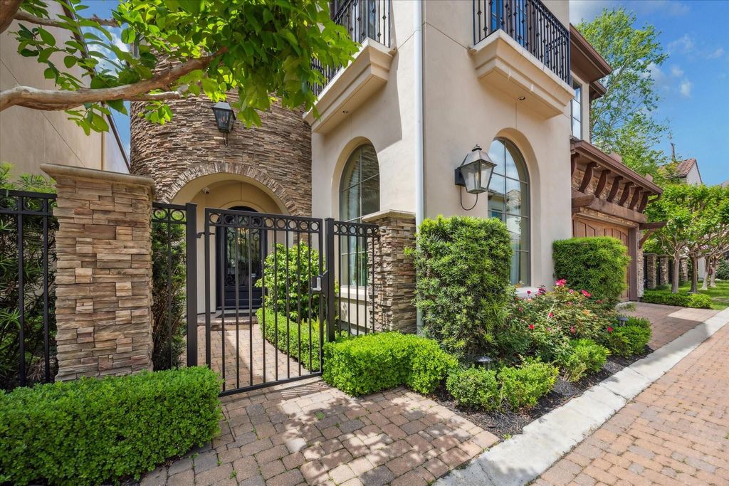 Photo of 1110 Longmont Place Court, Houston, TX 77056 (MLS # 10058618)