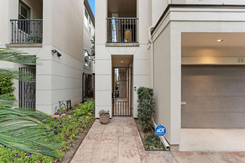 Photo of 6618 Wanita Place, Houston, TX 77007 (MLS # 45691963)