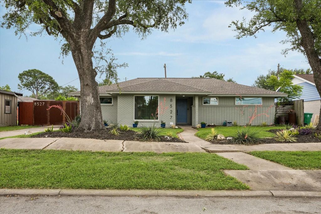 Photo of 8527 Glenloch Drive, Houston, TX 77061 (MLS # 41616218)