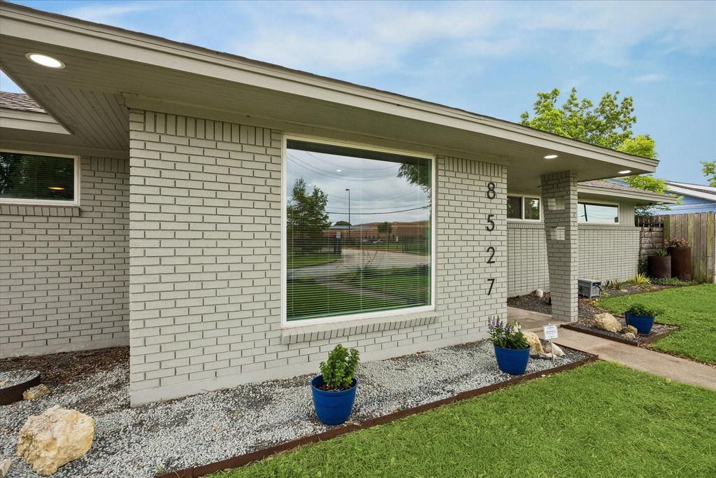 Photo of 8527 Glenloch Drive, Houston, TX 77061 (MLS # 41616218)