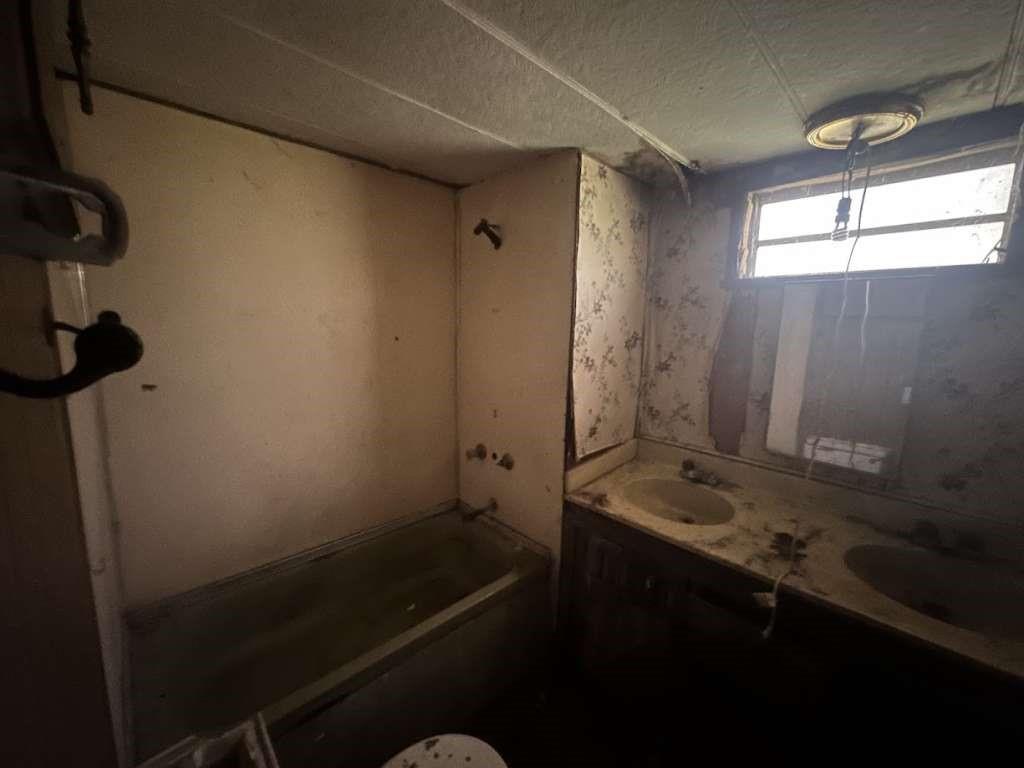 602 E Navasota Street