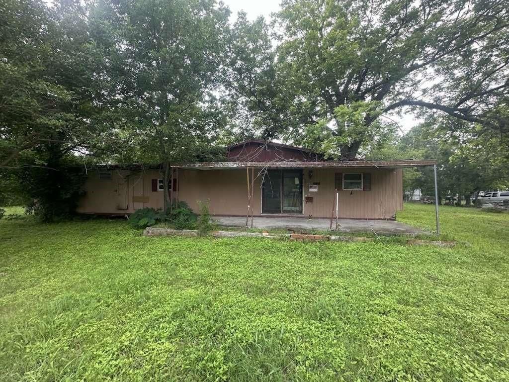 Photo of 602 E Navasota Street, Groesbeck, TX 76642 (MLS # 71120022)