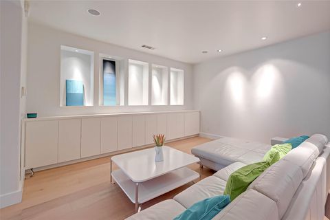 Photo of 39 River Hollow Lane, Houston, TX 77027 (MLS # 16314476)