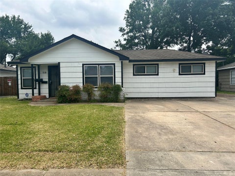 Photo of 914 Elton Street, Houston, TX 77034 (MLS # 80768884)