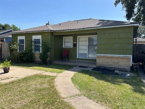 Photo of 2008 Dade Street, Pasadena, TX 77502 (MLS # 9589430)