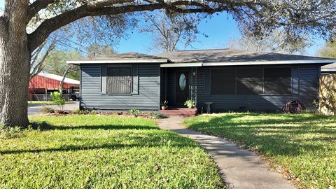 Homes For Sale - 408 Walnut St St<br/> Yoakum, TX 77995