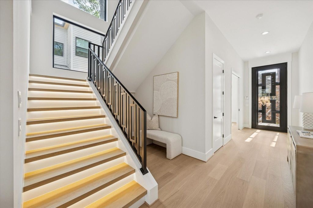 Photo of 1014 Gardenia Drive, Houston, TX 77018 (MLS # 93593745)