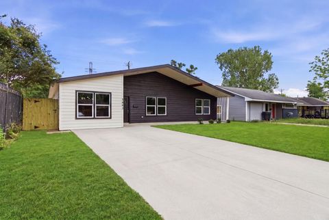 Photo of 5603 Rue Street, Houston, TX 77033 (MLS # 79998153)