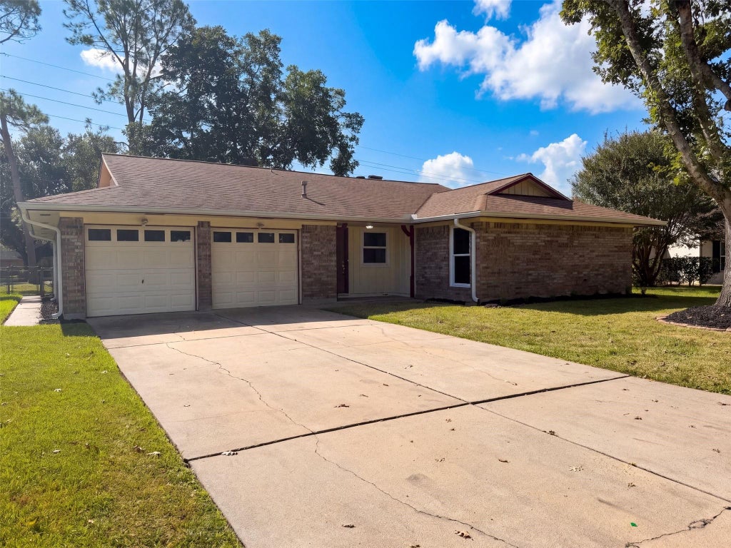 Photo of 609 Heather Lane, Friendswood, TX 77546 (MLS # 17932710)