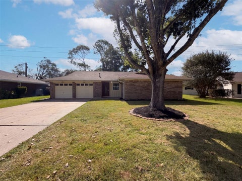 Photo of 609 Heather Lane, Friendswood, TX 77546 (MLS # 17932710)