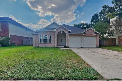 Photo of 17014 Enchanted Circle W, Sugar Land, TX 77498 (MLS # 2641912)