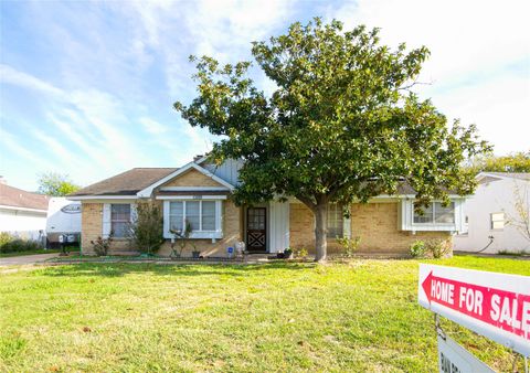 Photo of 11818 Moonmist Drive, Houston, TX 77072 (MLS # 44179377)