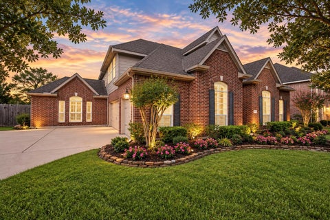 Homes For Sale - 316 Falcon Lake Drive<br/> Friendswood, TX 77546