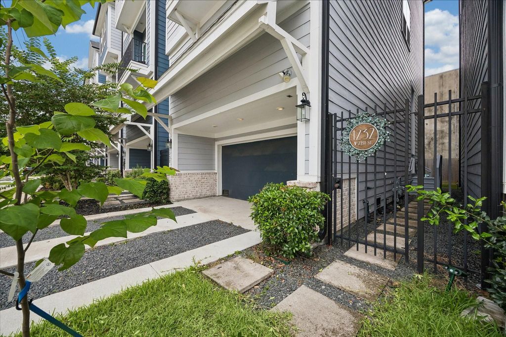 Photo of 1232 W 21st Street, Houston, TX 77008 (MLS # 70104201)