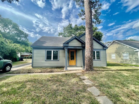 Photo of 1006 W 43rd Street, Houston, TX 77018 (MLS # 67265004)
