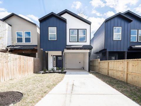 Photo of 5704 Elysian Street, Houston, TX 77009 (MLS # 74129295)