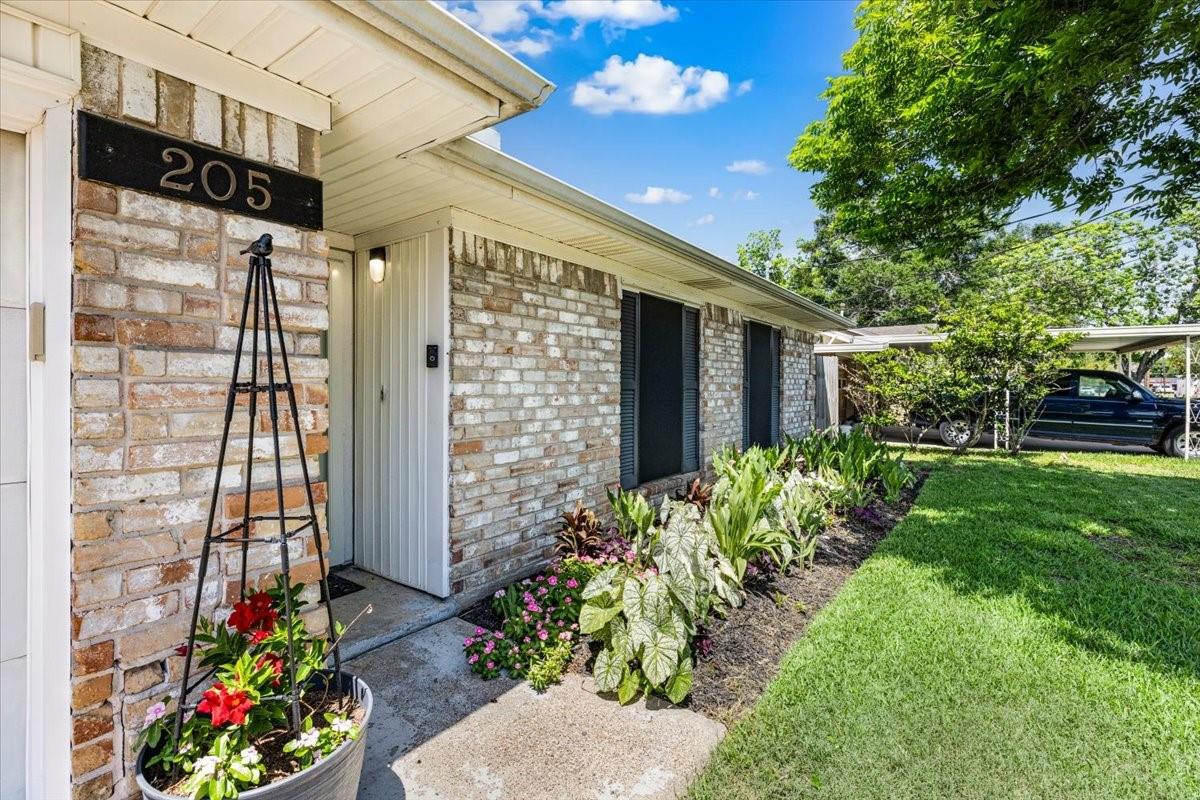 205 W Vaughn Lane