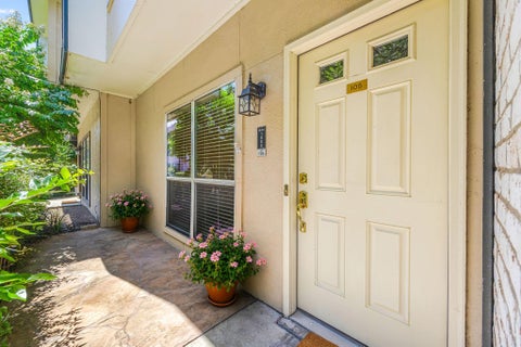 Townhouse For Sale - 1805 Stoney Brook Drive #105<br/> Houston, TX 77063