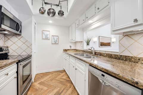 Townhouse For Sale - 1805 Stoney Brook Drive #105<br/> Harris County, Houston, TX 77063