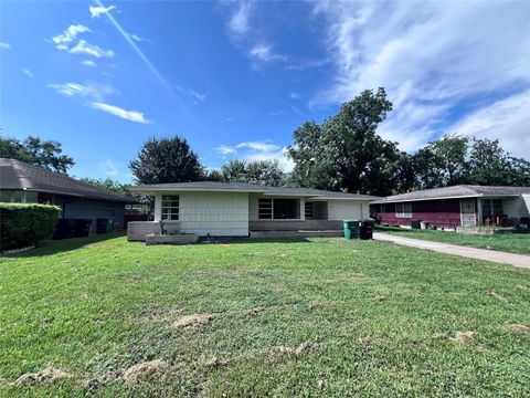 Photo of 5742 Flamingo Drive, Houston, TX 77033 (MLS # 96791093)