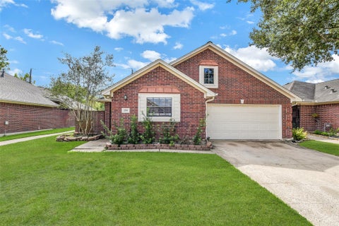 Photo of 206 Live Oak Lane, Friendswood, TX 77546 (MLS # 8777601)