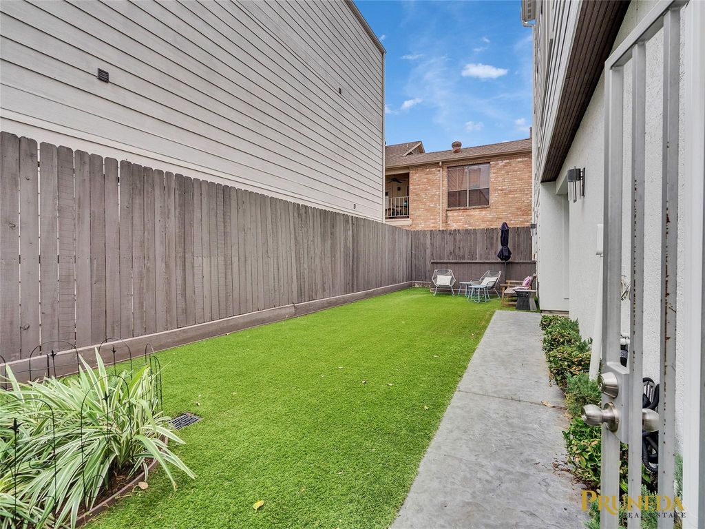 Photo of 6108 Potomac Enclave Drive, Houston, TX 77057 (MLS # 71939766)