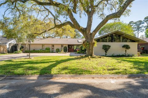 Photo of 135 Woodhaven Lane, Taylor Lake Village, TX 77586 (MLS # 56129835)