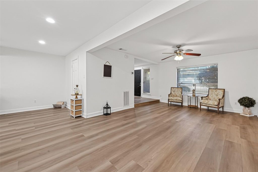 Photo of 724 Country Place Drive #E, Houston, TX 77079 (MLS # 7497411)