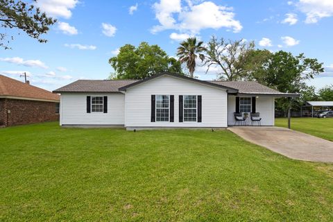 Photo of 305 Circle Dr Dr, Bridge City, TX 77611 (MLS # 33571761)