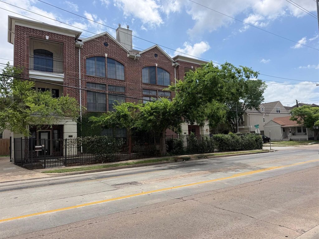 Photo of 1213 Dunlavy Street, Houston, TX 77019 (MLS # 37891116)