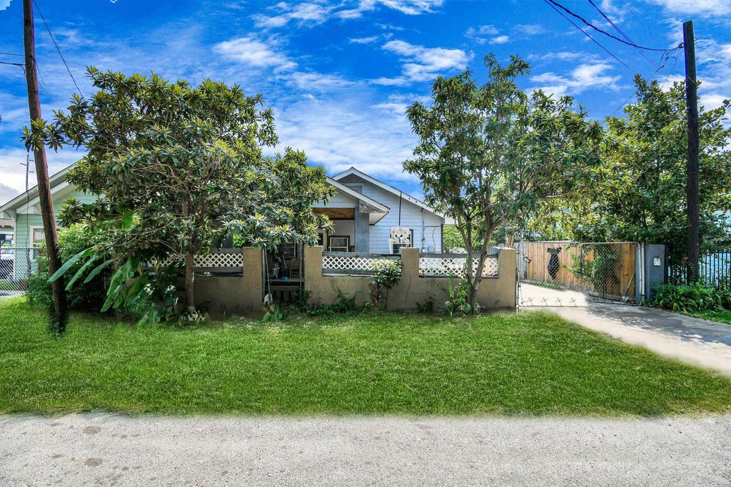 Photo of 7908 John Street, Houston, TX 77012 (MLS # 82478187)