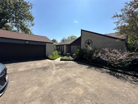 Photo of 501 Pin Oak Drive, Baytown, TX 77520 (MLS # 97633420)