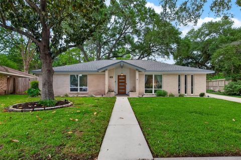 Photo of 5715 Claridge Drive, Houston, TX 77096 (MLS # 75980473)