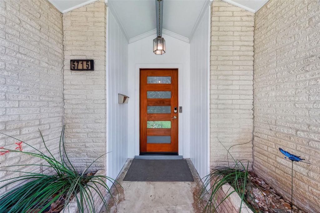 Photo of 5715 Claridge Drive, Houston, TX 77096 (MLS # 75980473)