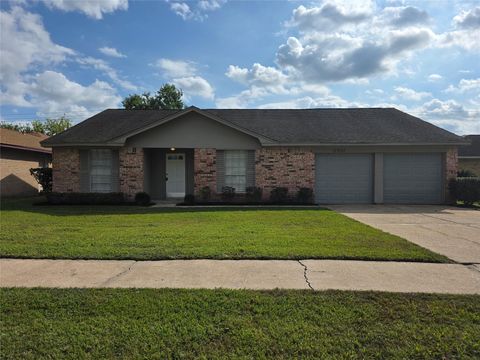 Photo of 17602 Heritage Bay Drive, Webster, TX 77598 (MLS # 95488850) Photo of 17602 Heritage Bay Drive, Webster, TX 77598 (MLS # 95488850)