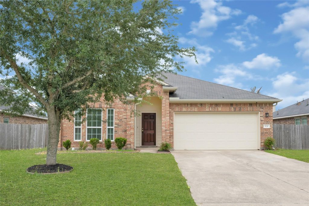 Photo of 828 Grassy Knoll Trail, La Marque, TX 77568 (MLS # 15387400)