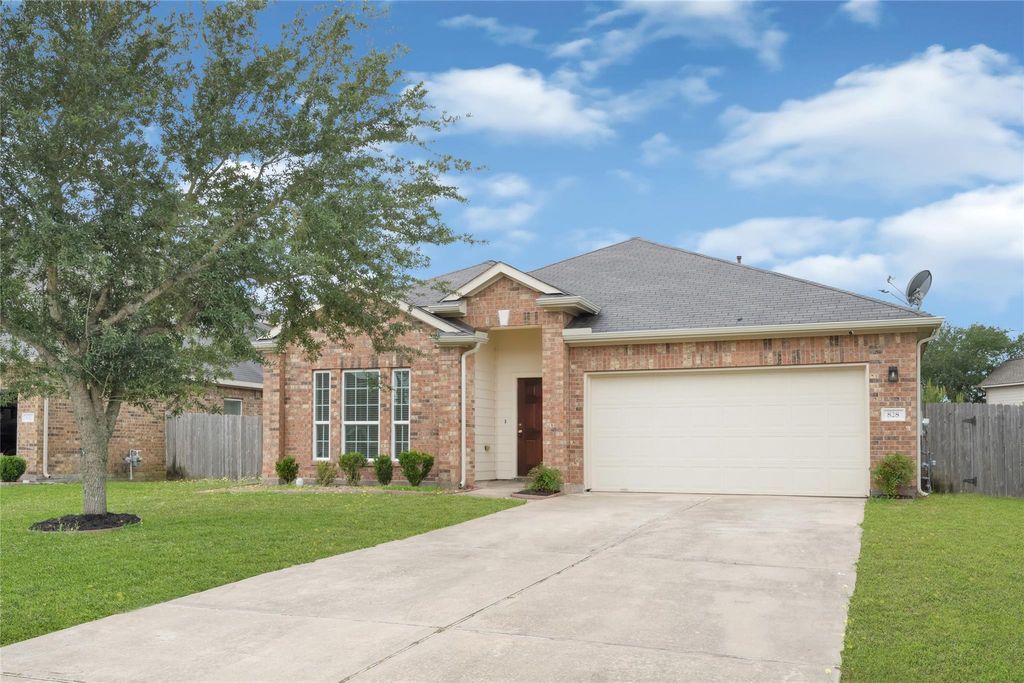 Photo of 828 Grassy Knoll Trail, La Marque, TX 77568 (MLS # 15387400)