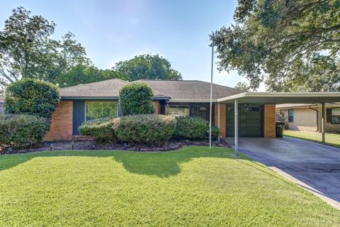 Photo of 1212 Dale Street, Baytown, TX 77520 (MLS # 19975505) Photo of 1212 Dale Street, Baytown, TX 77520 (MLS # 19975505)