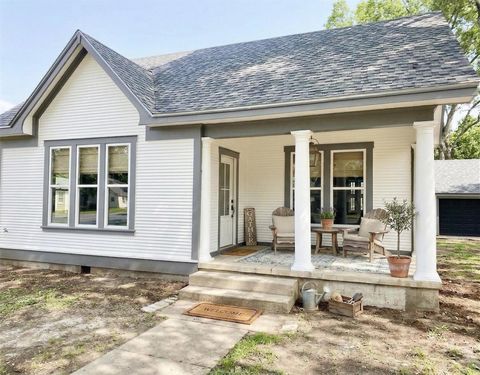 Homes For Sale - 502 Upton Avenue<br/> Schulenburg, TX 78956