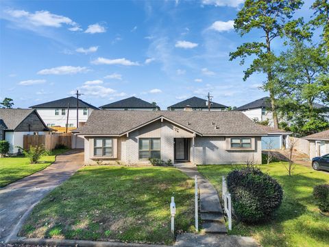 Photo of 418 Oakhill Drive, Conroe, TX 77304 (MLS # 31852690)