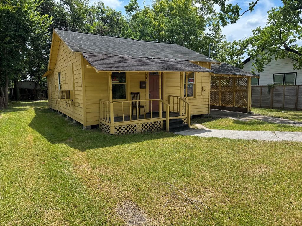 Photo of 606 E 42nd Street, Houston, TX 77022 (MLS # 79878258)
